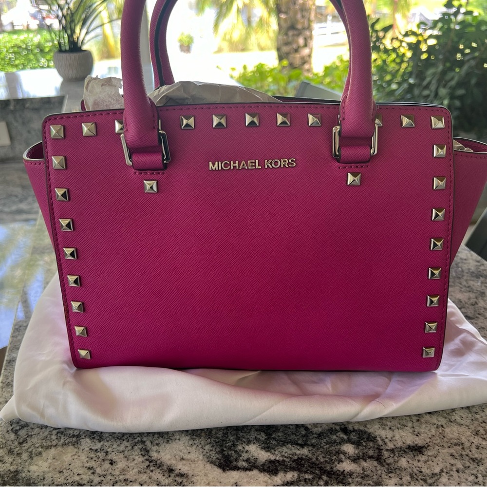 Beautiful NEVER used Michael Kors bag